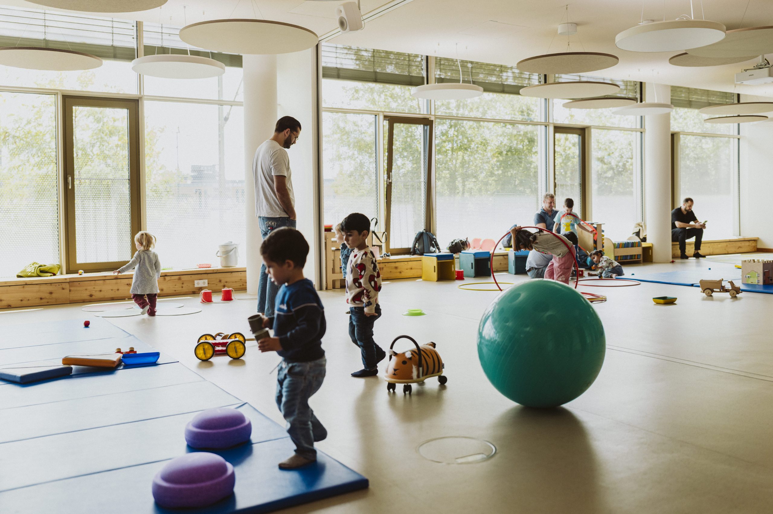 Väter spielen mit ihren Kindern